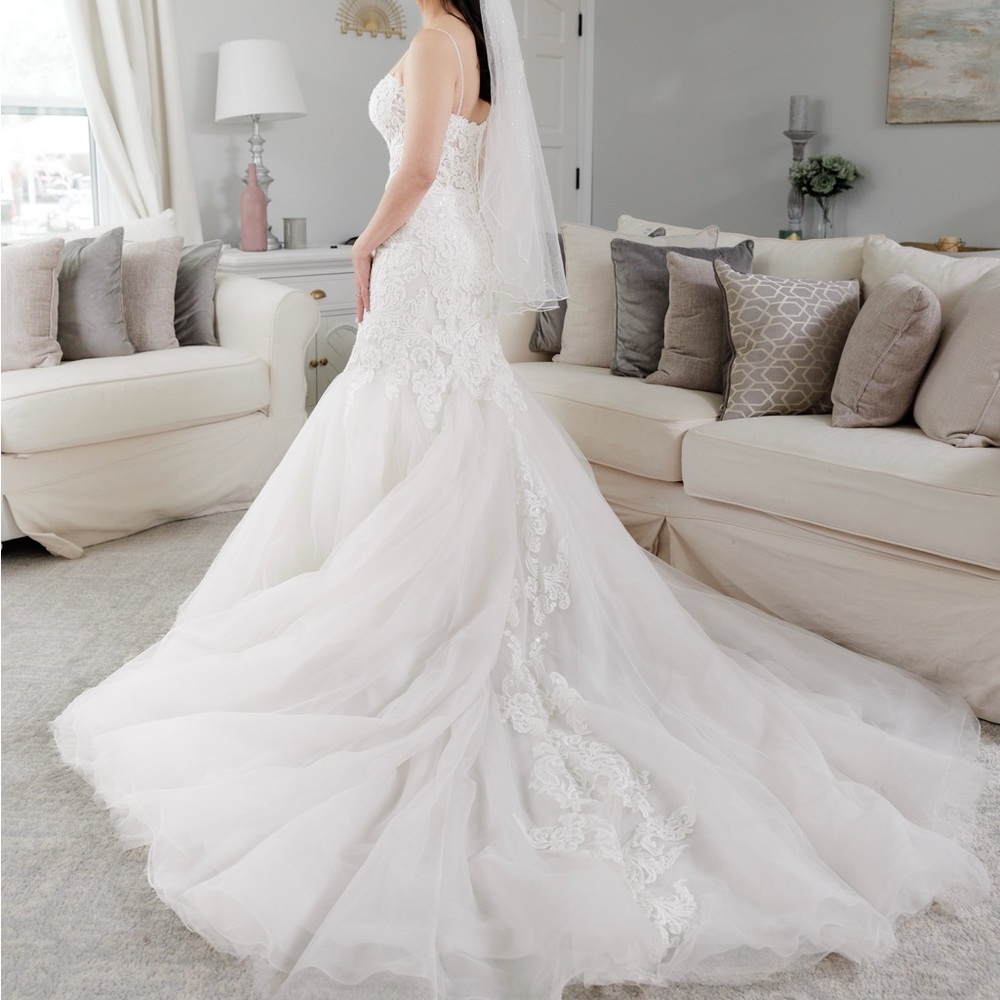 Mermaid style wedding dress by Maggie Sottero, size 6 (includes the veil) - Picture 2 of 3